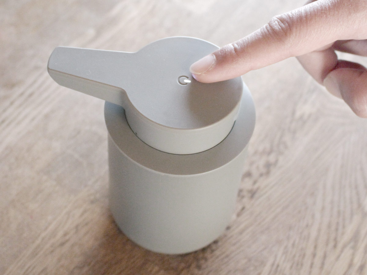 手を洗うたびに「これ、いいな」。暮らしにコロンと寄り添う自動式ディスペンサー