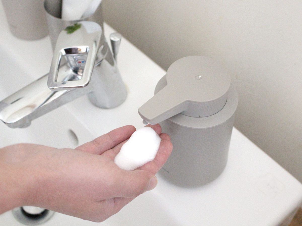 手を洗うたびに「これ、いいな」。暮らしにコロンと寄り添う自動式ディスペンサー