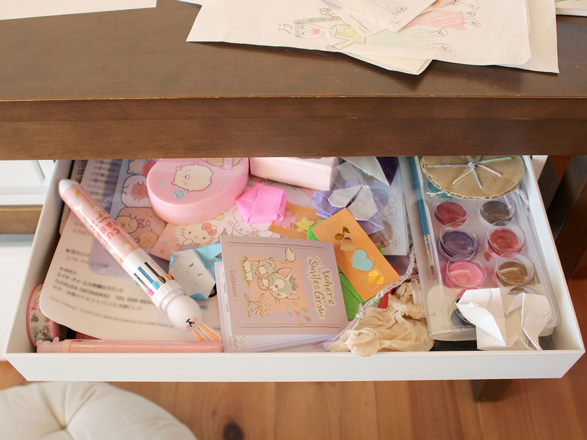 勉強机がなくたって。テーブルが機能的なデスクに変身「収納ブックスタンド」