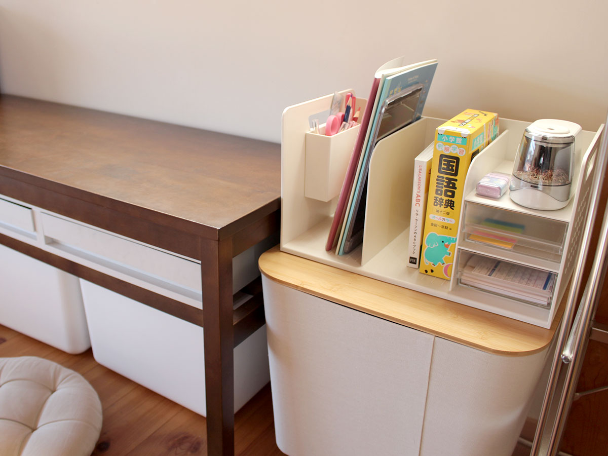 勉強机がなくたって。テーブルが機能的なデスクに変身「収納ブックスタンド」