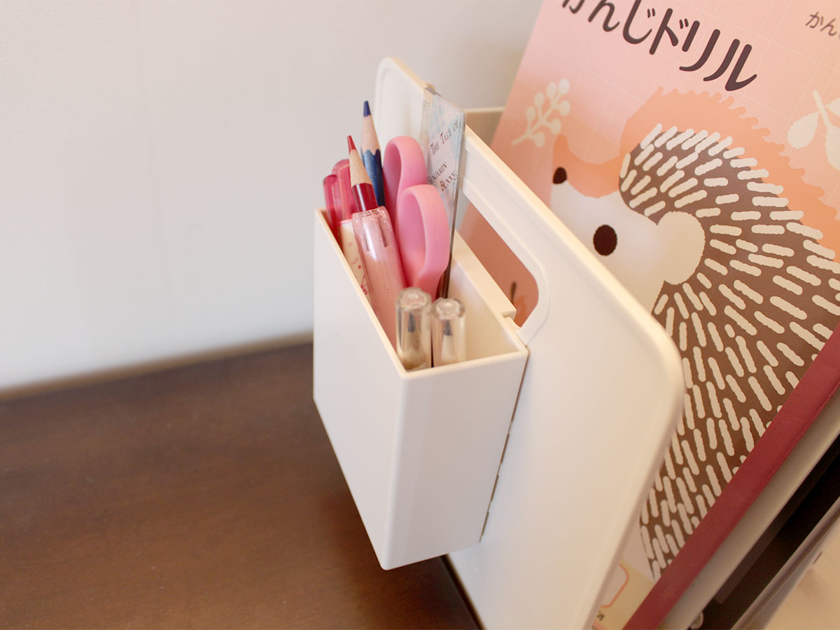 勉強机がなくたって。テーブルが機能的なデスクに変身「収納ブックスタンド」