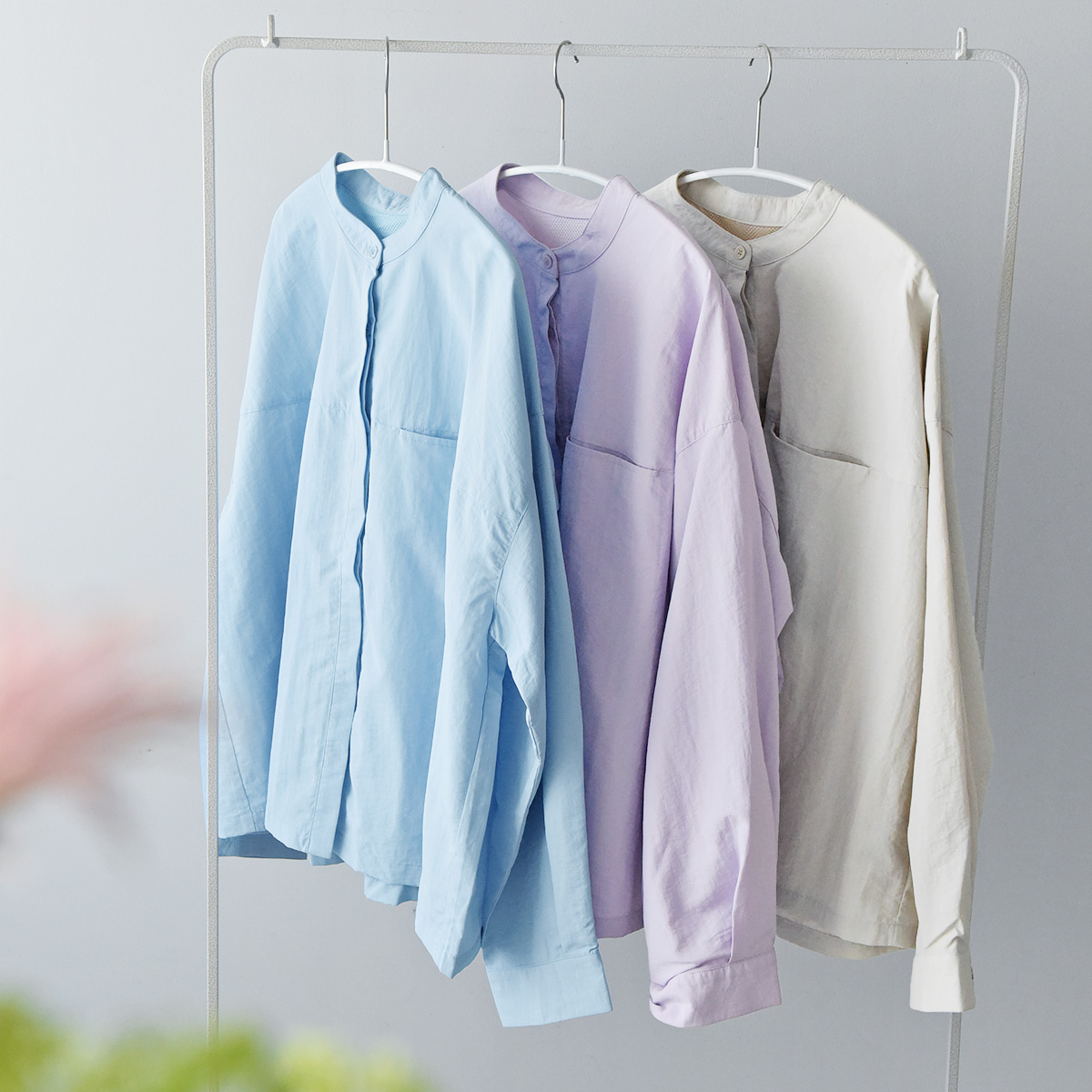 色であそぶ春の装い。後ろ姿に隠れたヒミツあり、風通しのいいブラウス届きました