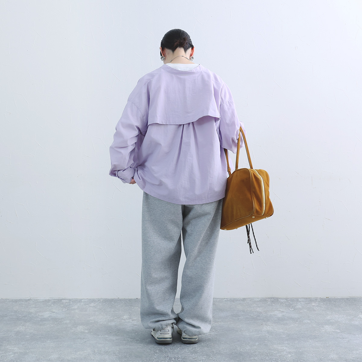 色であそぶ春の装い。後ろ姿に隠れたヒミツあり、風通しのいいブラウス届きました