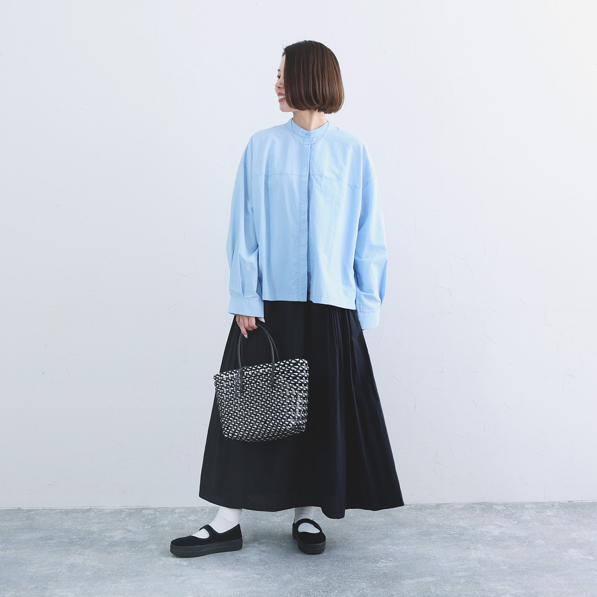 色であそぶ春の装い。後ろ姿に隠れたヒミツあり、風通しのいいブラウス届きました