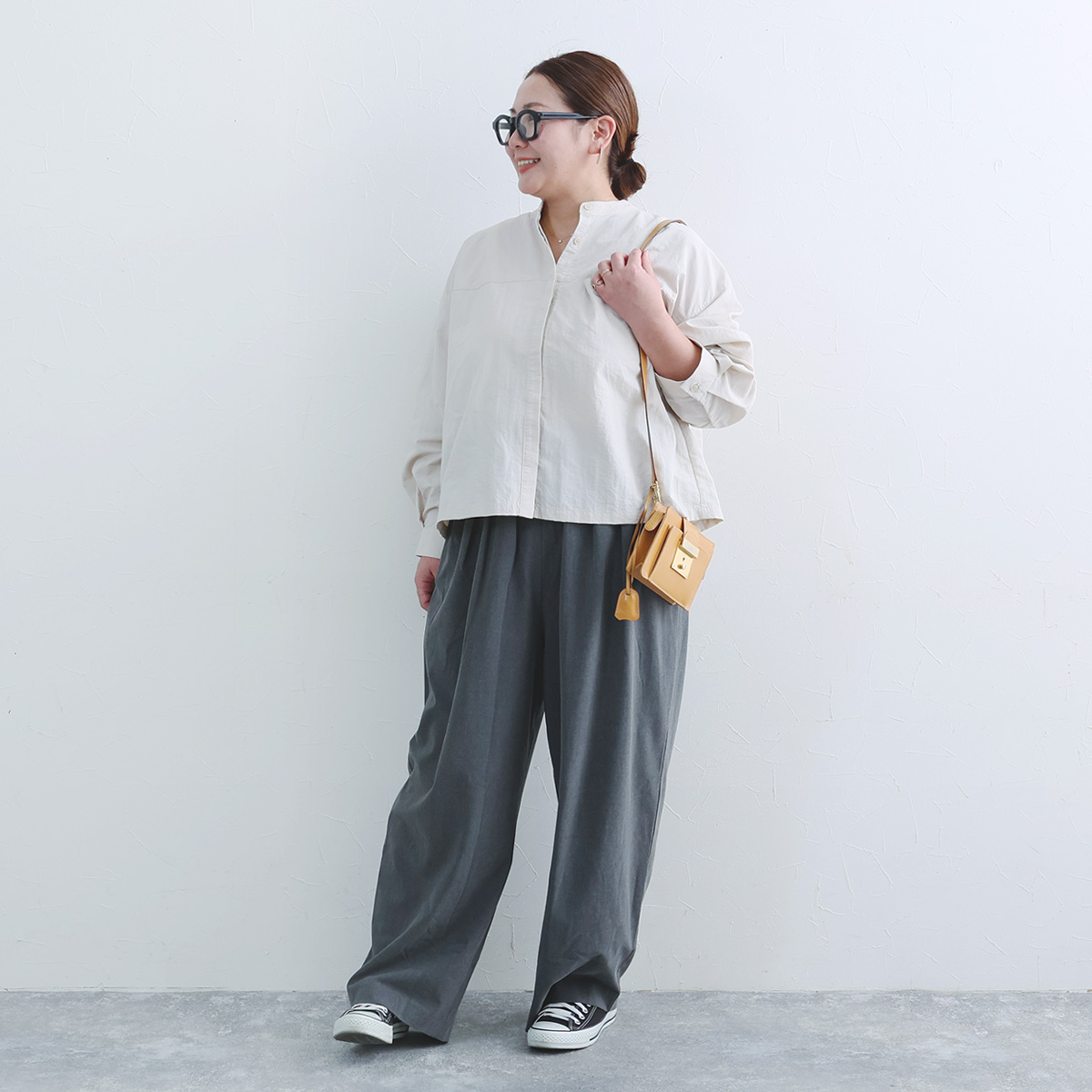 色であそぶ春の装い。後ろ姿に隠れたヒミツあり、風通しのいいブラウス届きました