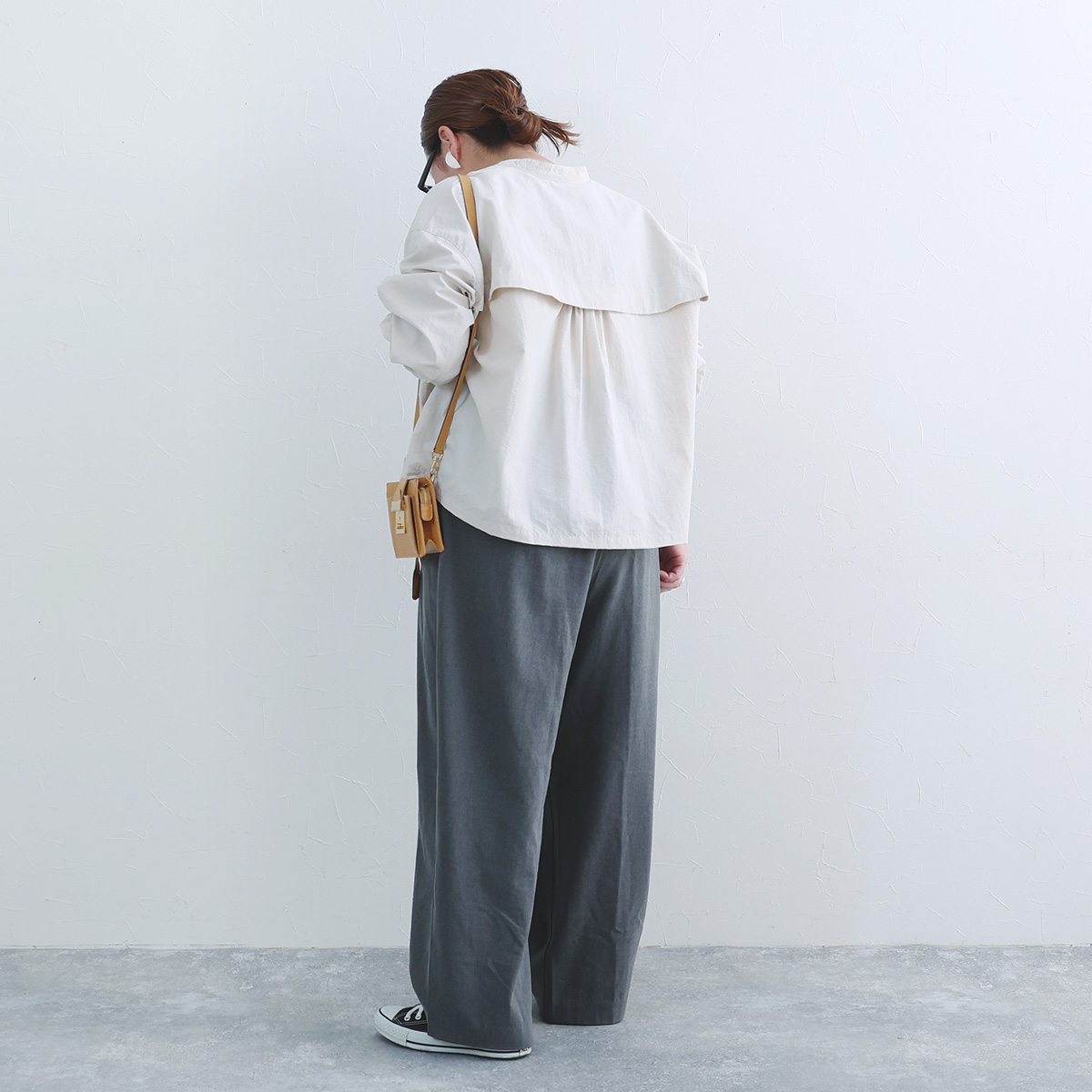 色であそぶ春の装い。後ろ姿に隠れたヒミツあり、風通しのいいブラウス届きました