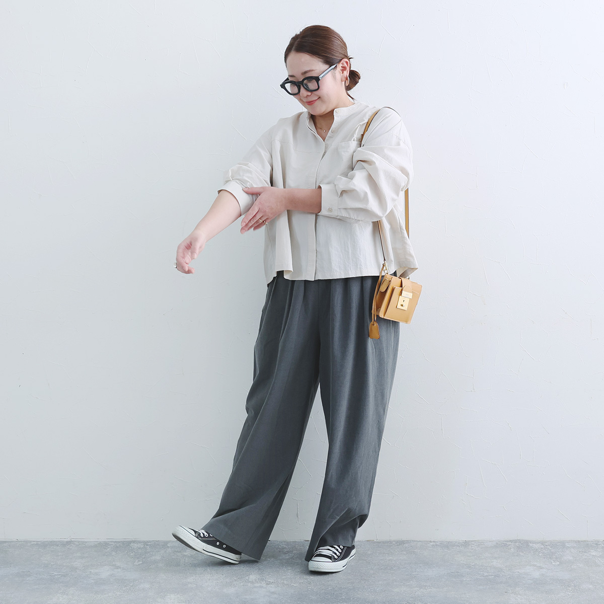 色であそぶ春の装い。後ろ姿に隠れたヒミツあり、風通しのいいブラウス届きました