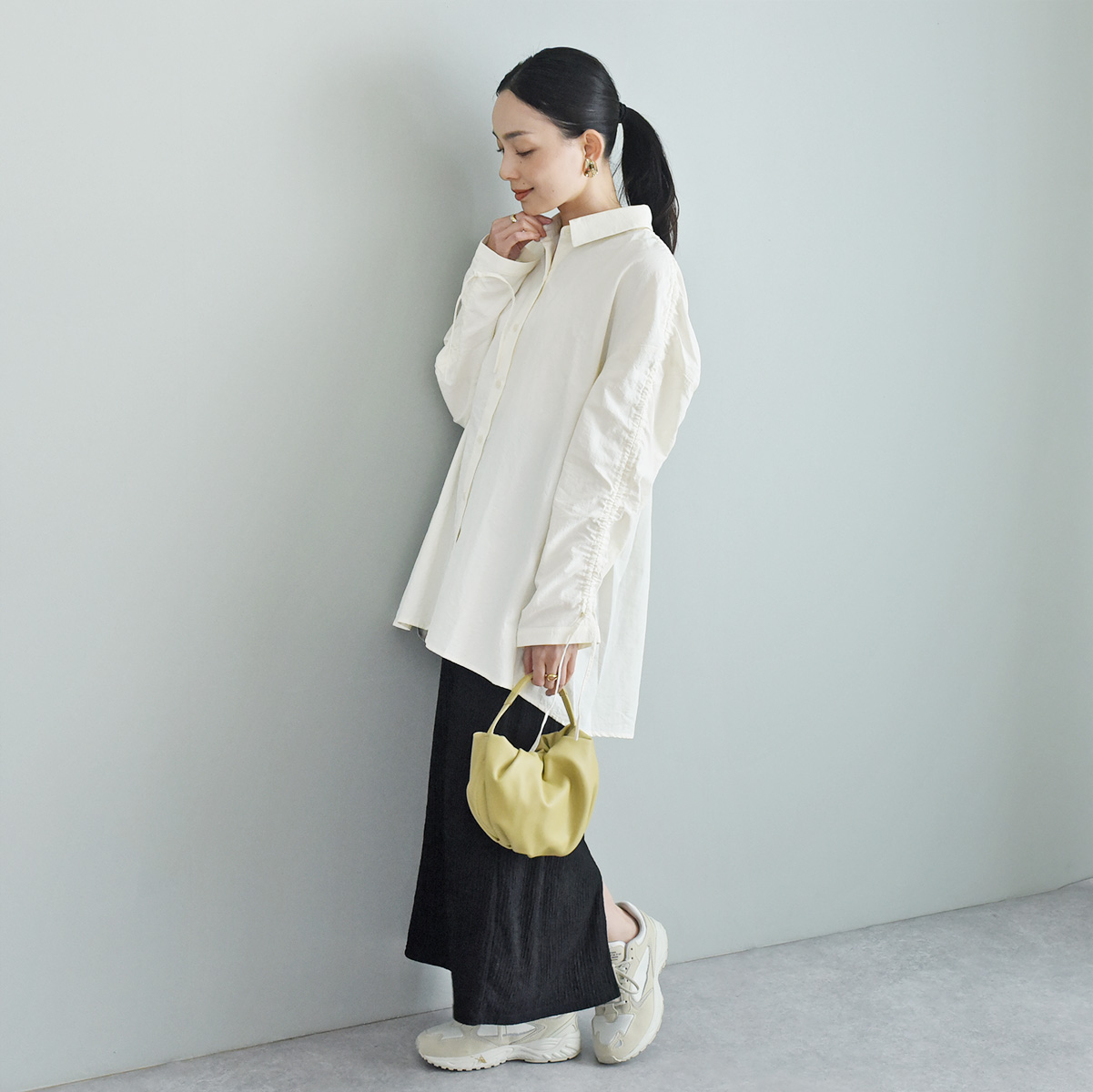 袖くしゅっと印象チェンジ。カジュアル派スタッフ3名になじむ新作アレンジブラウス