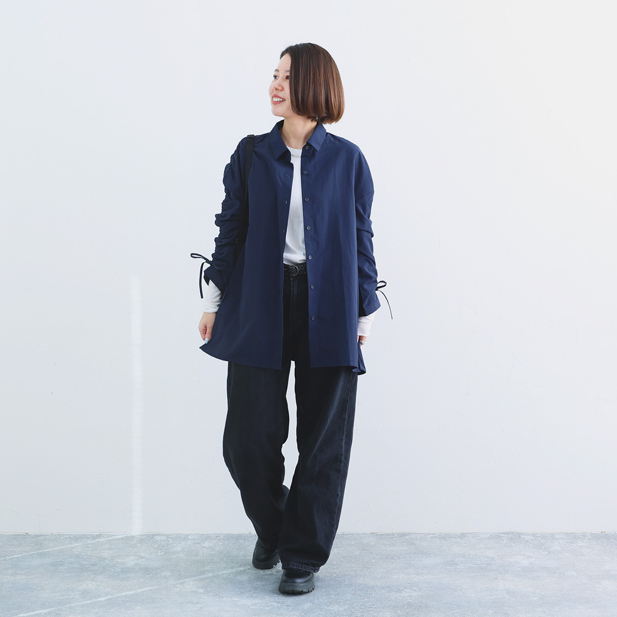 袖くしゅっと印象チェンジ。カジュアル派スタッフ3名になじむ新作アレンジブラウス