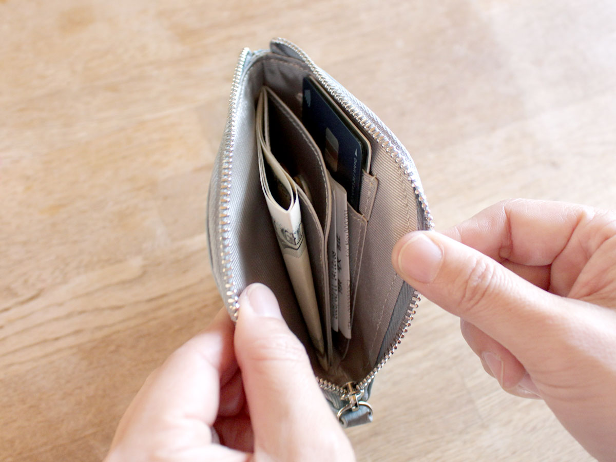 薄くても機能的。「イザという時の現金」のための、ミニマリストなミニ財布