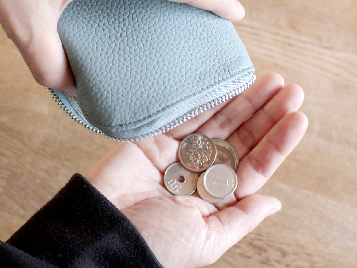 薄くても機能的。「イザという時の現金」のための、ミニマリストなミニ財布