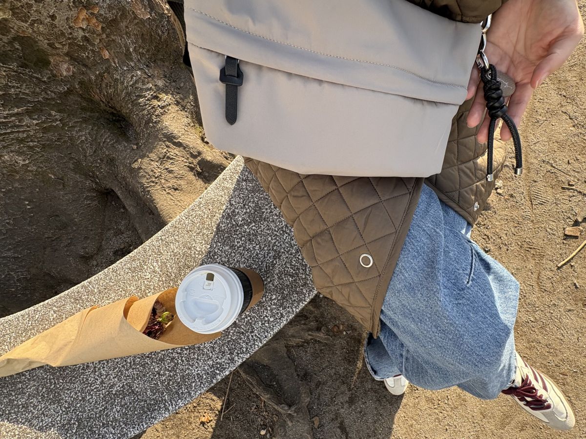 バイヤーの休日に密着、お供したのはフラットなのにたっぷり大容量！ママカルショルダー