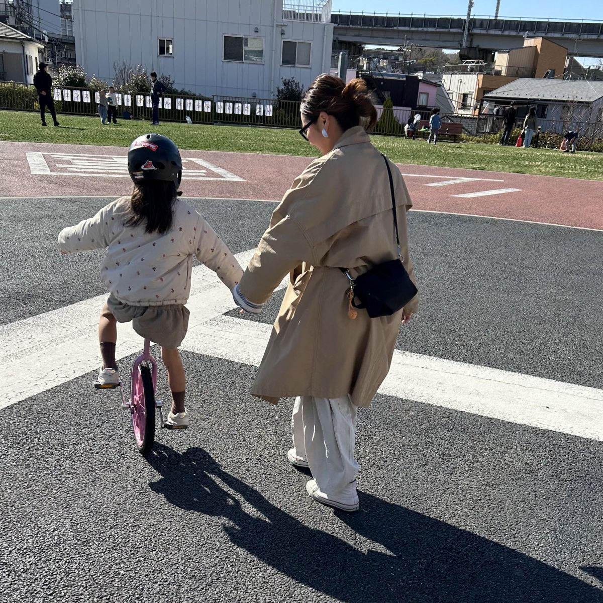 バイヤーの休日に密着、お供したのはフラットなのにたっぷり大容量！ママカルショルダー