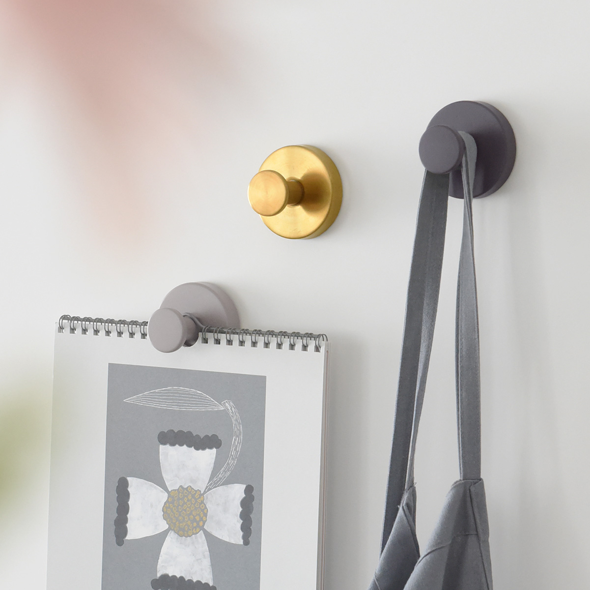 お家のあちこちピタッ。スタッフ宅で使ってみた、SNSでも話題の強力吸盤「真空フック」