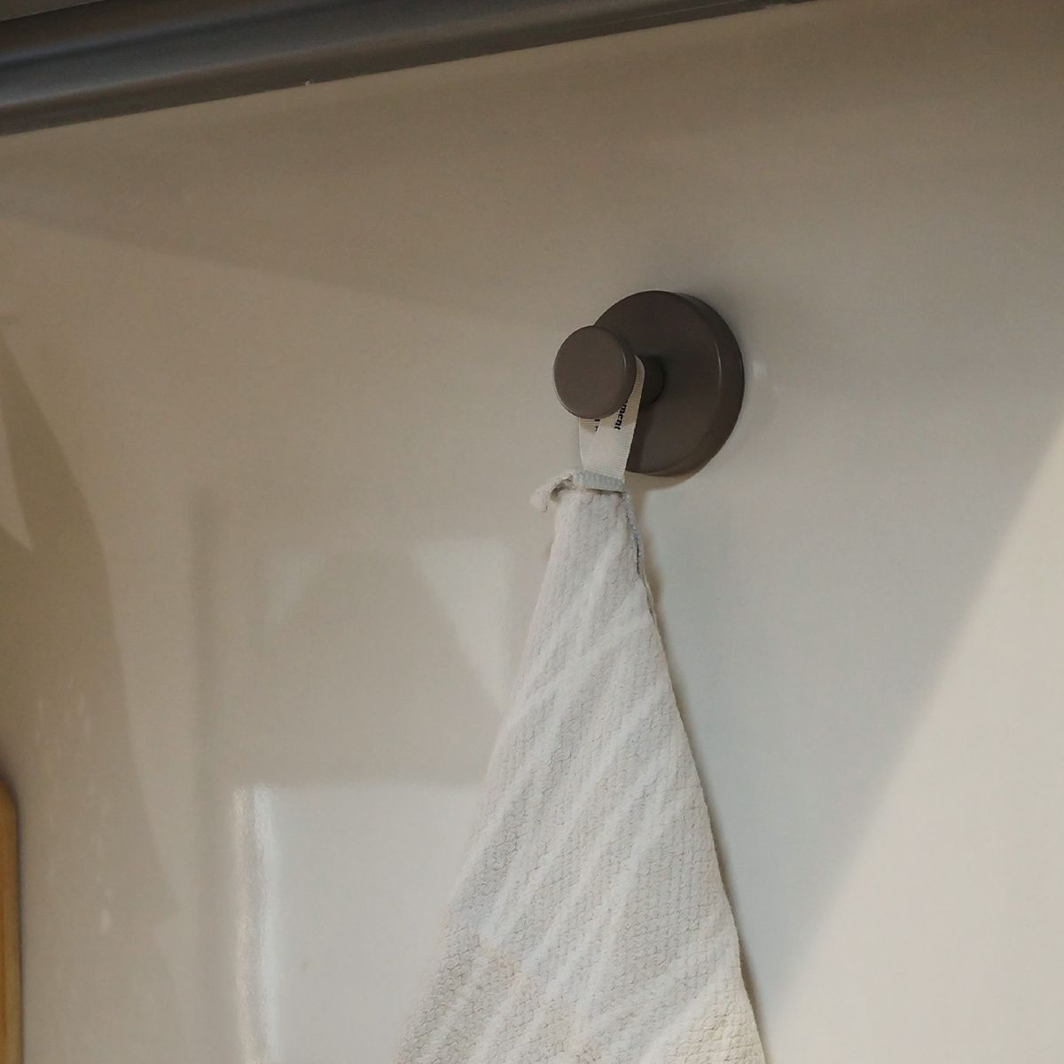 お家のあちこちピタッ。スタッフ宅で使ってみた、SNSでも話題の強力吸盤「真空フック」