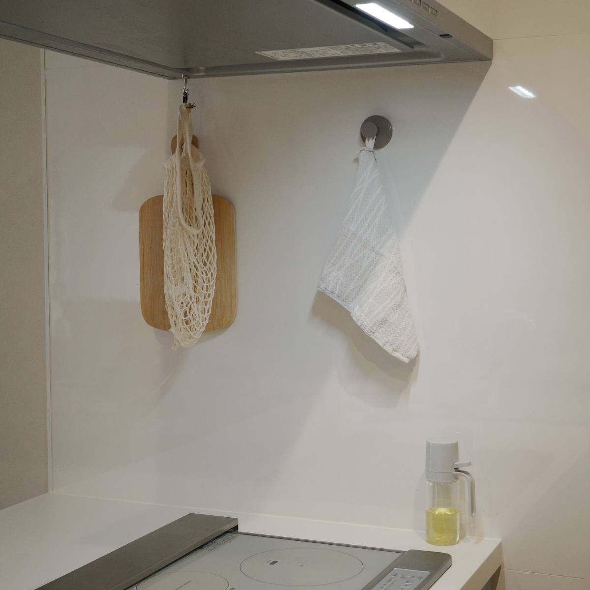 お家のあちこちピタッ。スタッフ宅で使ってみた、SNSでも話題の強力吸盤「真空フック」