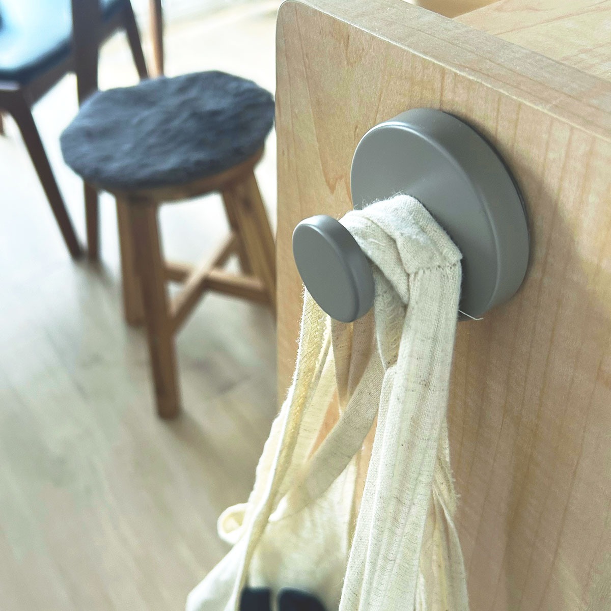 お家のあちこちピタッ。スタッフ宅で使ってみた、SNSでも話題の強力吸盤「真空フック」