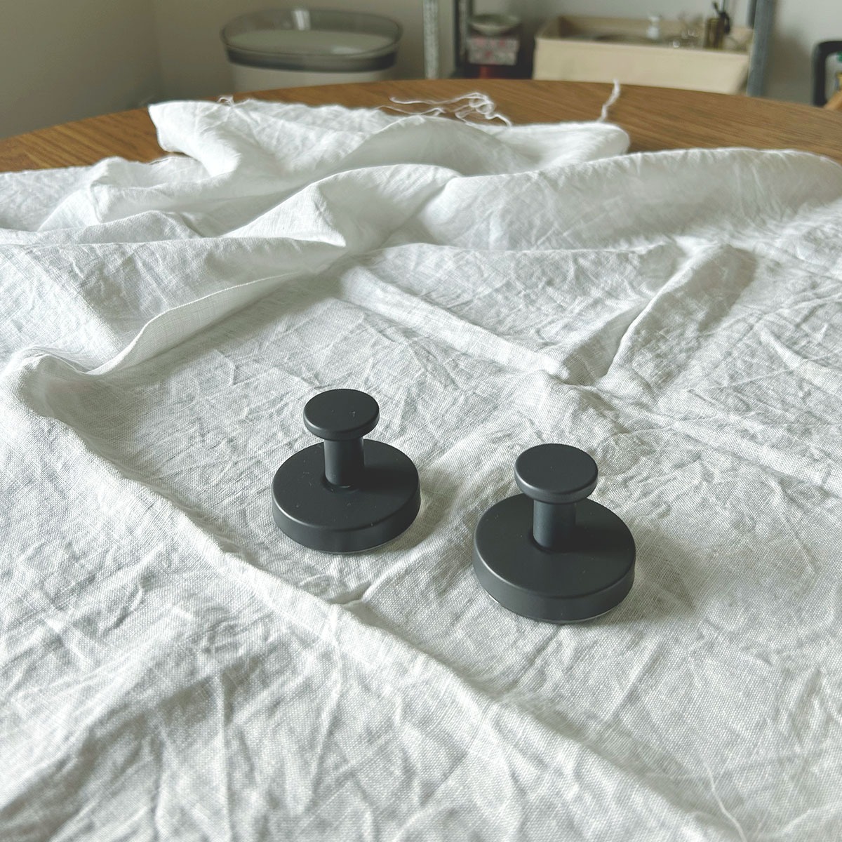 お家のあちこちピタッ。スタッフ宅で使ってみた、SNSでも話題の強力吸盤「真空フック」