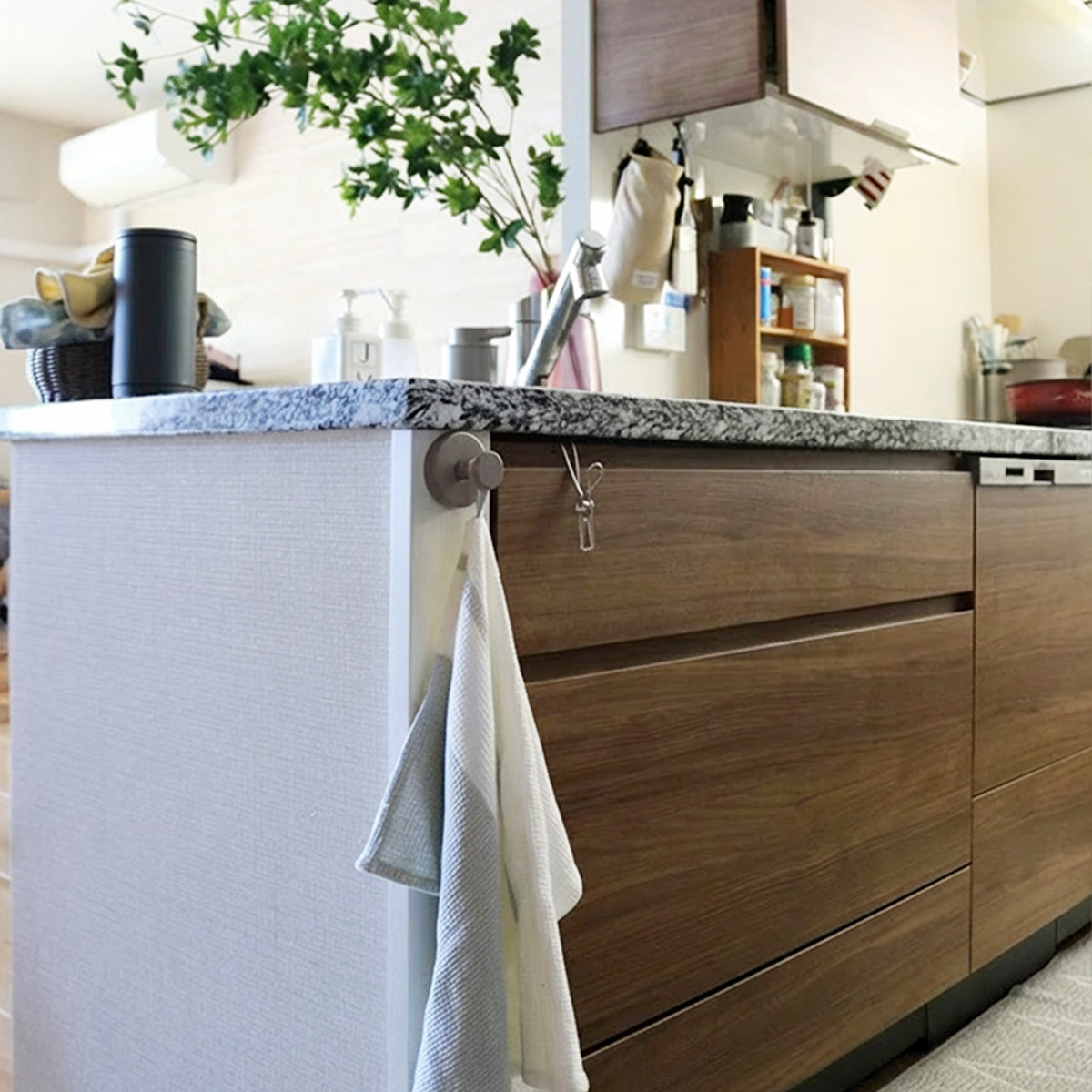 お家のあちこちピタッ。スタッフ宅で使ってみた、SNSでも話題の強力吸盤「真空フック」