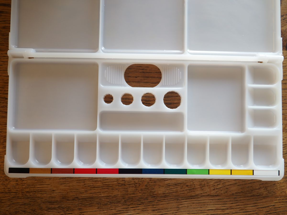 届いたその日からすぐ使える！シンプルで高学年まで使える「絵の具セット」