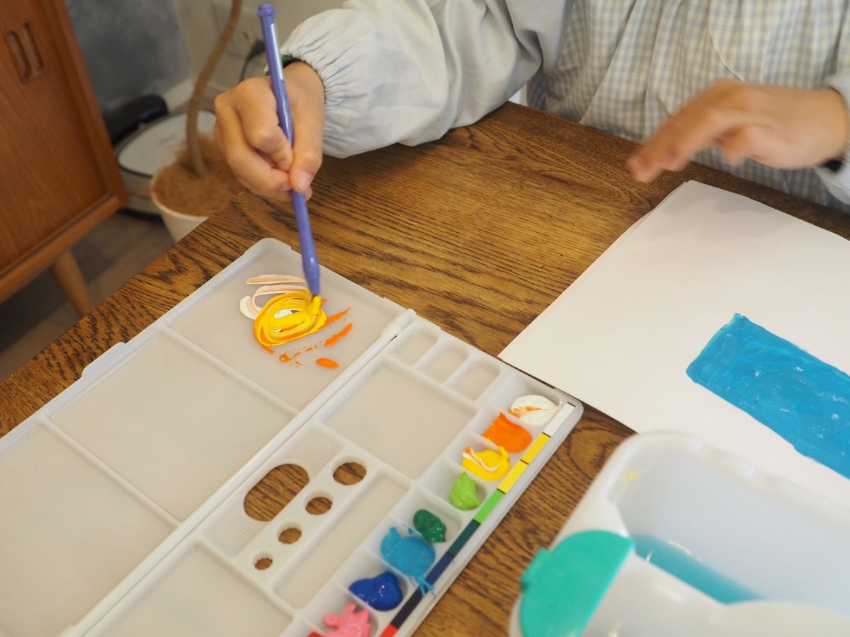 届いたその日からすぐ使える！シンプルで高学年まで使える「絵の具セット」