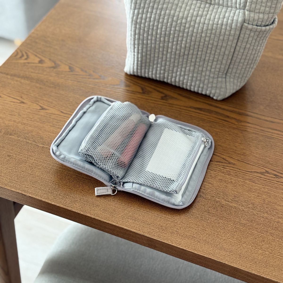 花粉症さんの救世主かも！目薬がすぐ見つかる＆薬の補充もラクな「手帳型ポーチ」にIGさんも高評価