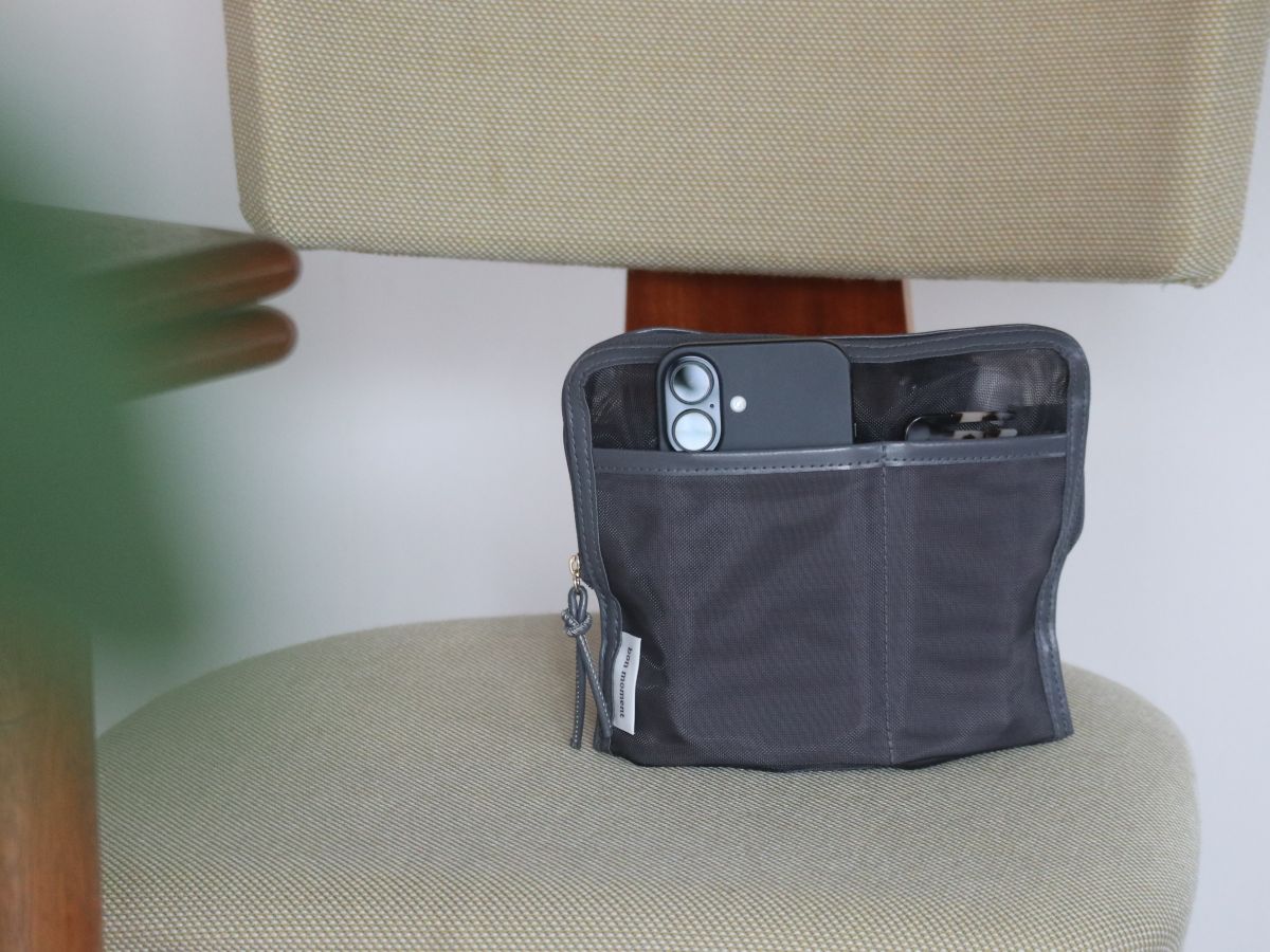 お家から外へ、どこでもワープ！スリムなのにたっぷり大容量の『旅するポーチ』スタッフはどう使う？