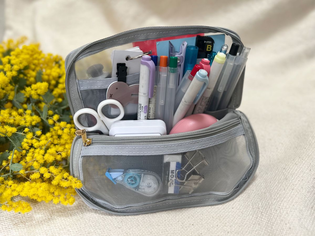 お家から外へ、どこでもワープ！スリムなのにたっぷり大容量の『旅するポーチ』スタッフはどう使う？