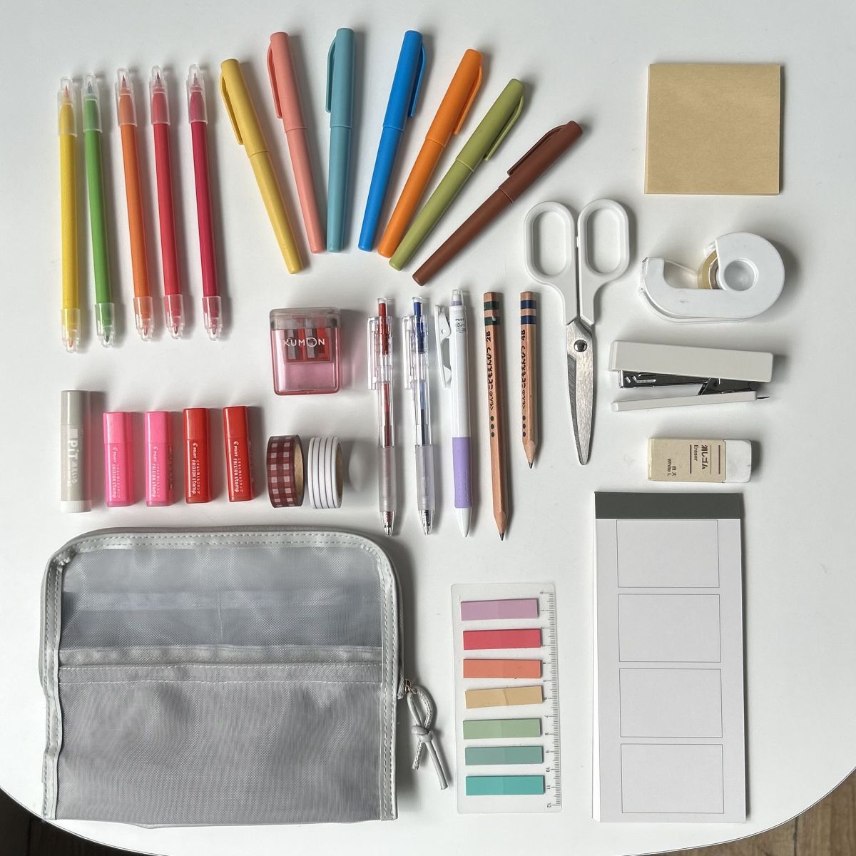 お家から外へ、どこでもワープ！スリムなのにたっぷり大容量の『旅するポーチ』スタッフはどう使う？