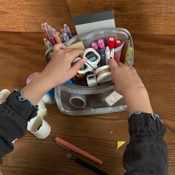 お家から外へ、どこでもワープ！スリムなのにたっぷり大容量の『旅するポーチ』スタッフはどう使う？