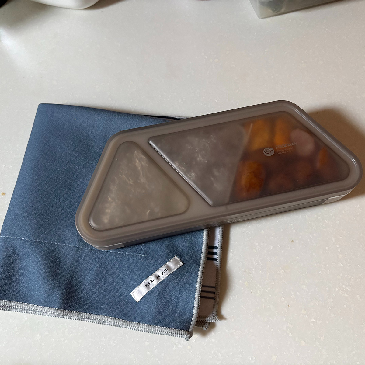 通学弁当も学童弁当も◎ピタッと包める保冷クロスで『お弁当準備ラクちん化』にスタッフが挑戦！