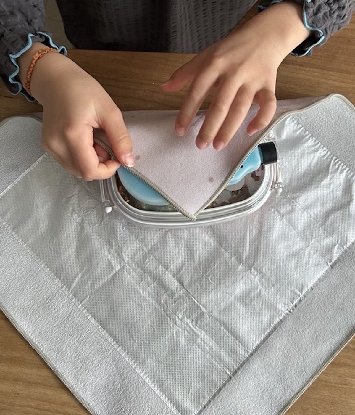 通学弁当も学童弁当も◎ピタッと包める保冷クロスで『お弁当準備ラクちん化』にスタッフが挑戦！