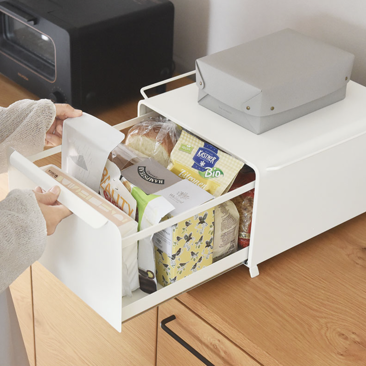 新色グレージュ登場の「理想のブレッドケース」。インスタグラマーさんもキッチン収納をカスタム中！