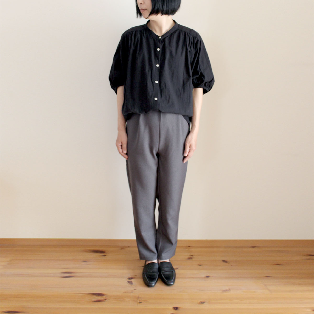 今さら冒険できないけれど、変化は欲しい。40代の脱マンネリに「万能テーパードパンツ」