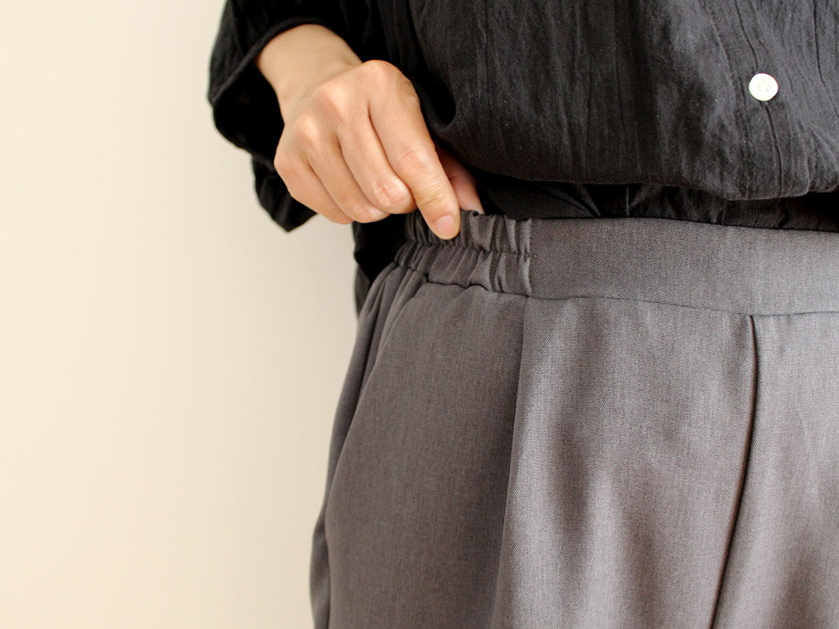 今さら冒険できないけれど、変化は欲しい。40代の脱マンネリに「万能テーパードパンツ」