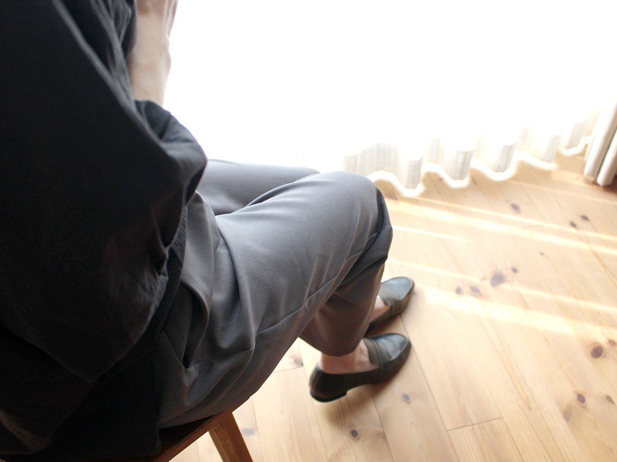今さら冒険できないけれど、変化は欲しい。40代の脱マンネリに「万能テーパードパンツ」