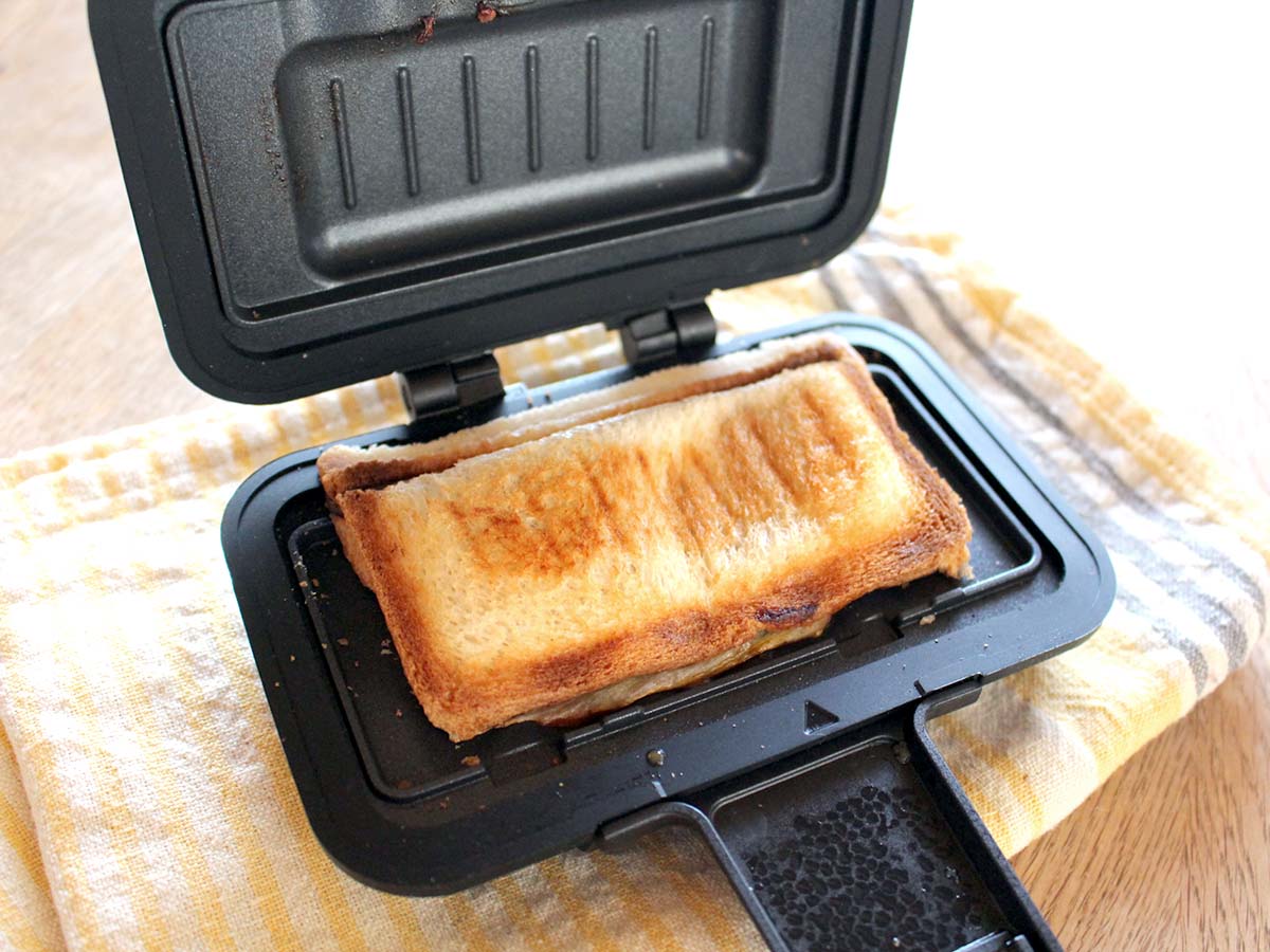レンチンでこの「ザクッと焼き目」は感動！手軽すぎる、食べ切りホットサンドメーカー